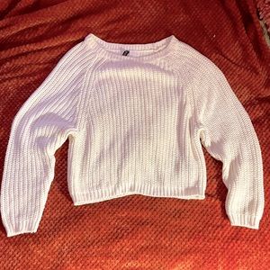 Cute chunky sweater with semi crop style.